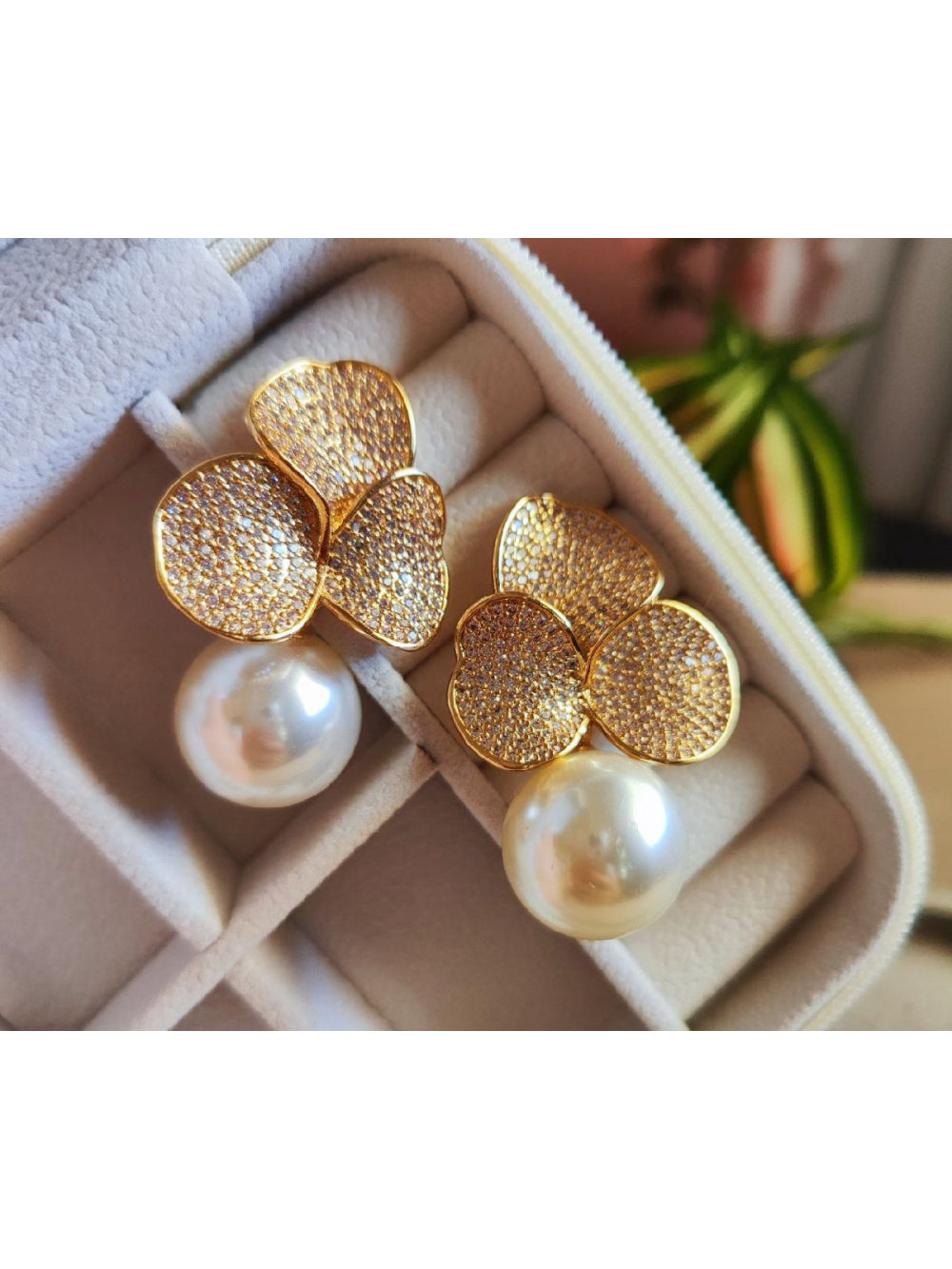 Brinco Flor Dourada com Strass Maxi Pérola