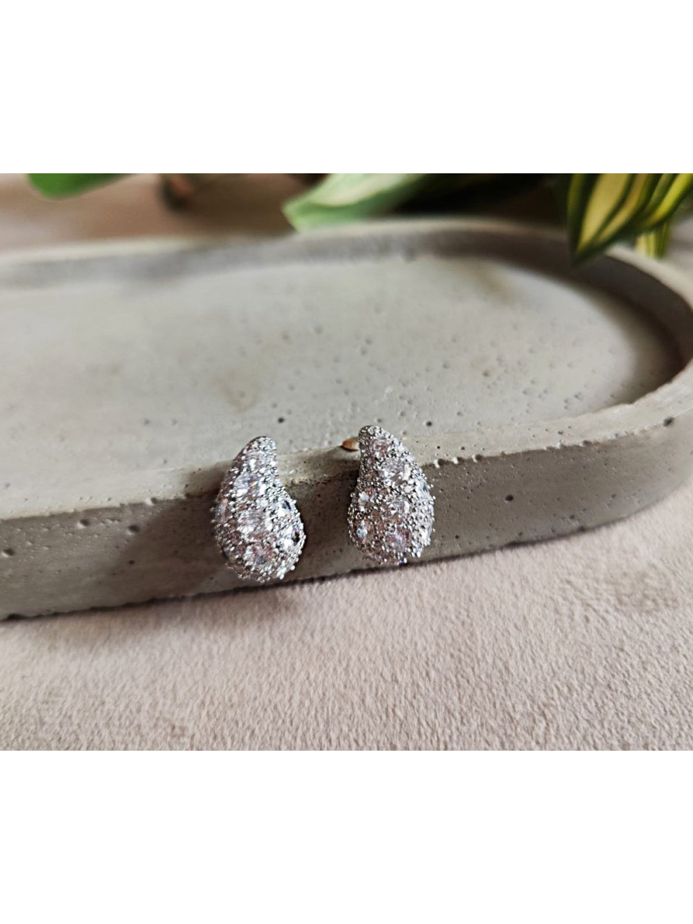 Brinco Gota Curvada Cravejada Strass Brilho Bijuteria