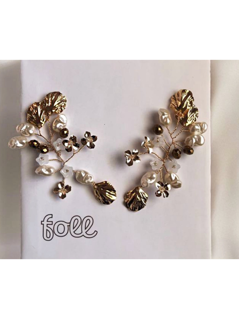 Par Arranjo Flores Folhas Cristais e Pérolas Dourado Noiva
