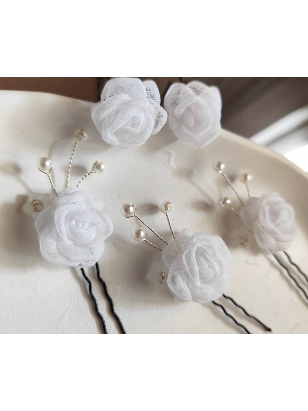 Grinalda Mini Camélias Voal e Pérolas Grampos Penteado Noiva