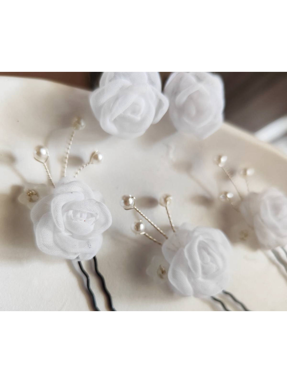 Grinalda Mini Camélias Voal e Pérolas Grampos Penteado Noiva