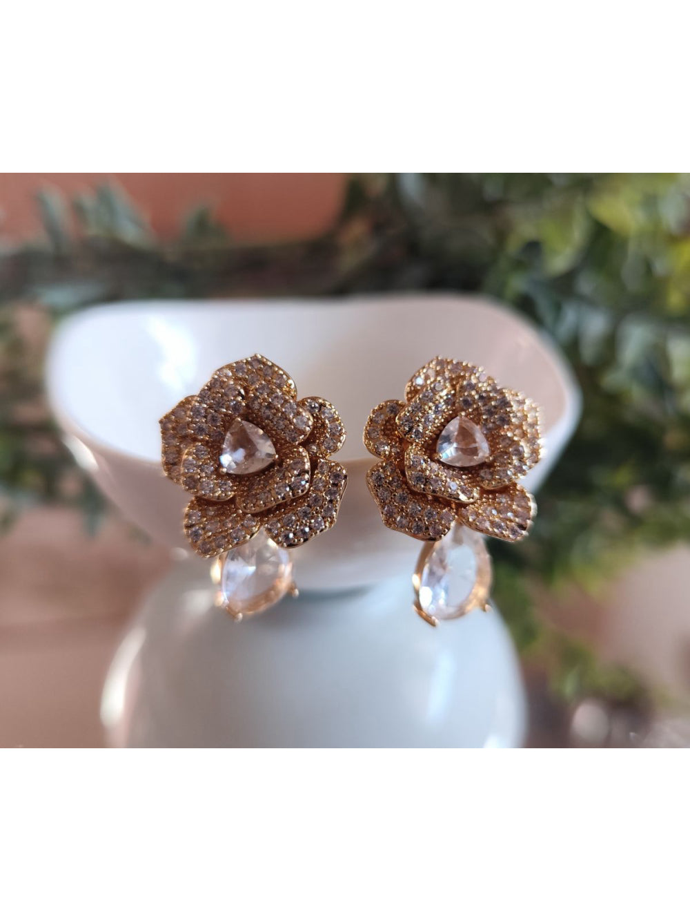 Brinco Flor Cravejada com Gota de Zircônia Festa e Noiva