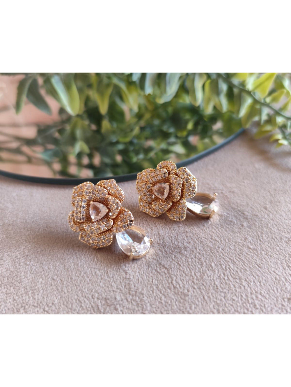 Brinco Flor Cravejada com Gota de Zircônia Festa e Noiva