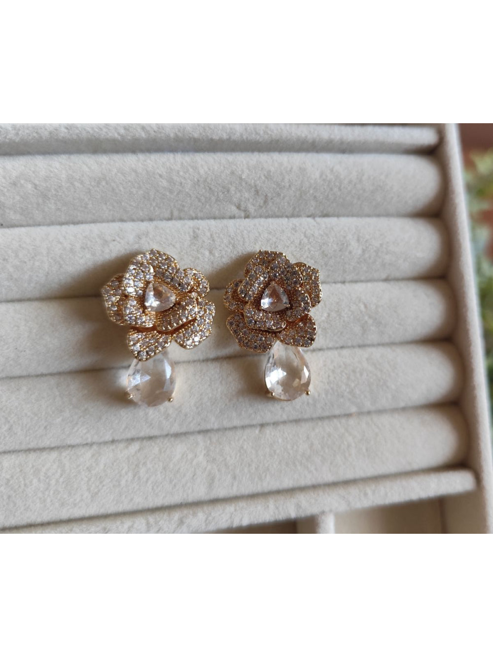 Brinco Flor Cravejada com Gota de Zircônia Festa e Noiva