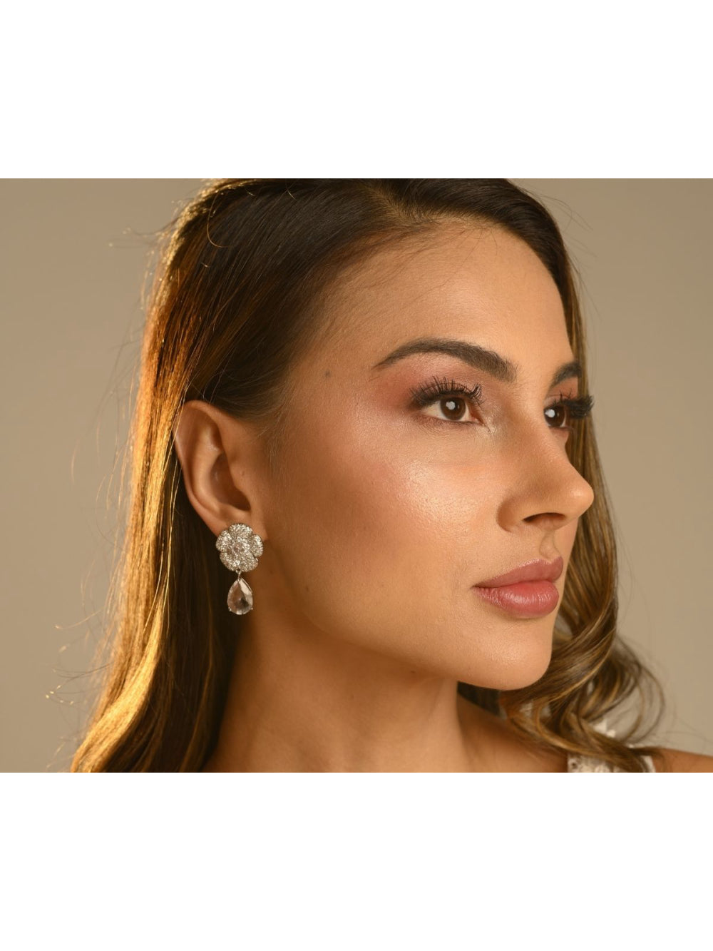 Brinco Flor Cravejada com Gota de Zircônia Festa e Noiva