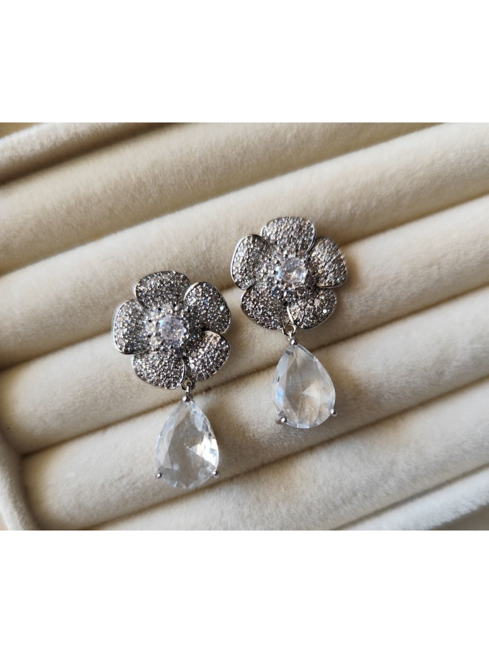 Brinco Flor Cravejada com Gota de Zircônia Festa e Noiva