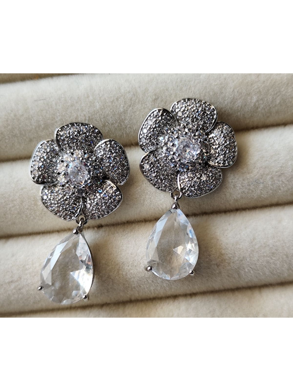 Brinco Flor Cravejada com Gota de Zircônia Festa e Noiva