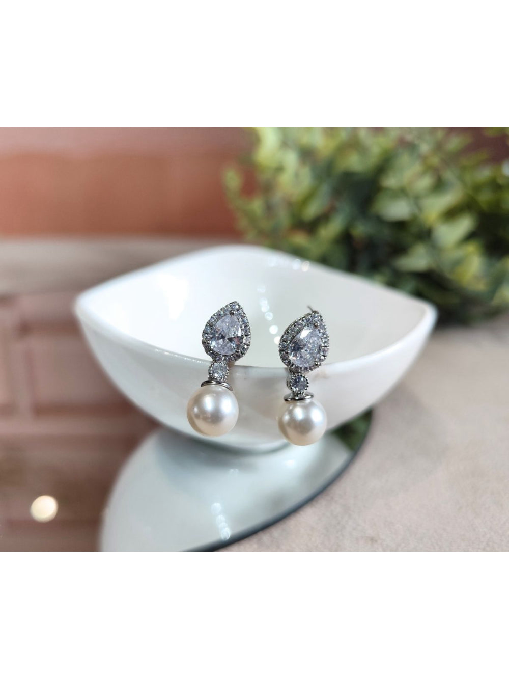 Brinco Mini Gota Cravejada com Pérola Festa Noiva