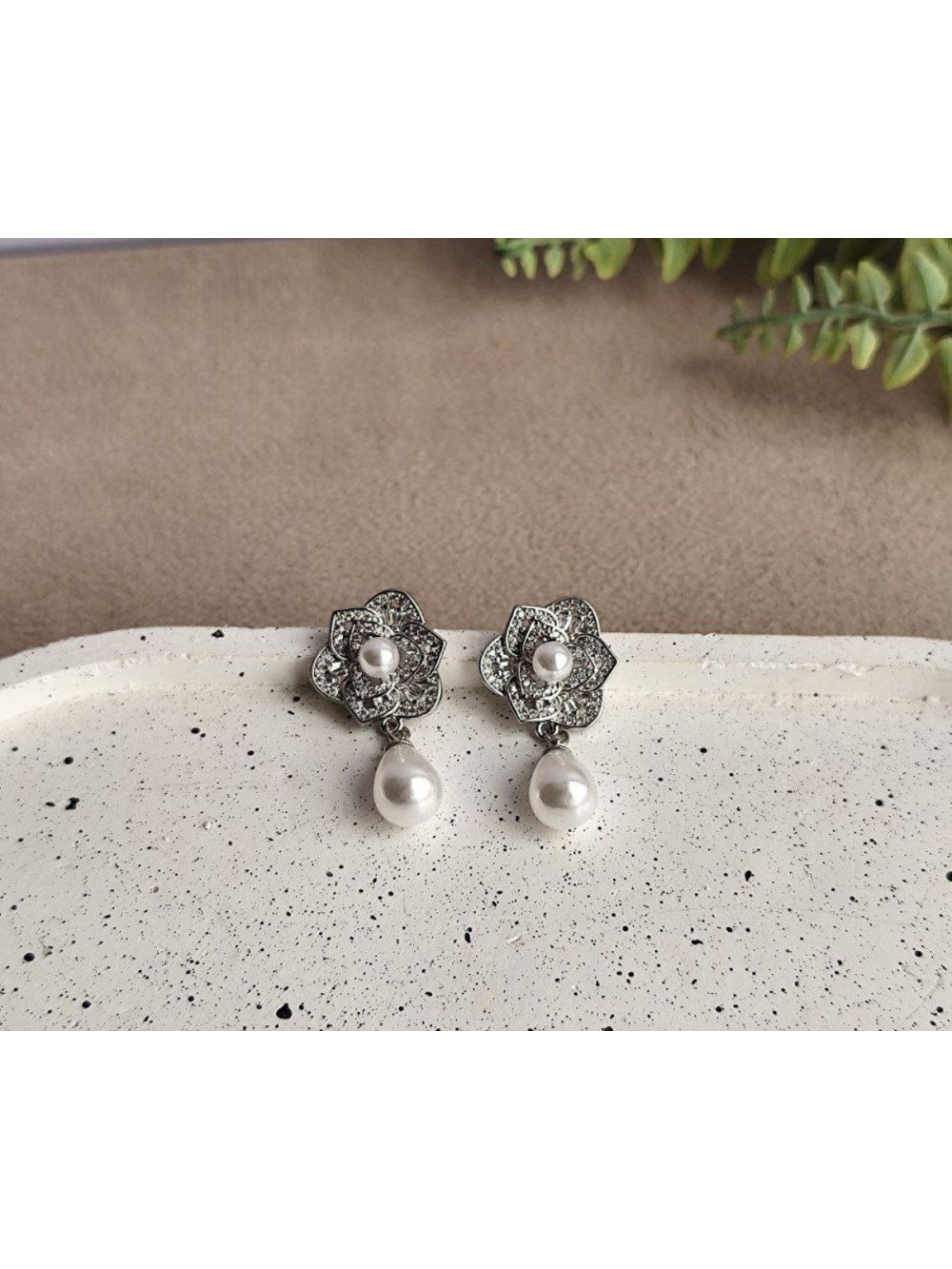 Brinco Noiva Flor com Pingente de Gota de Pérola