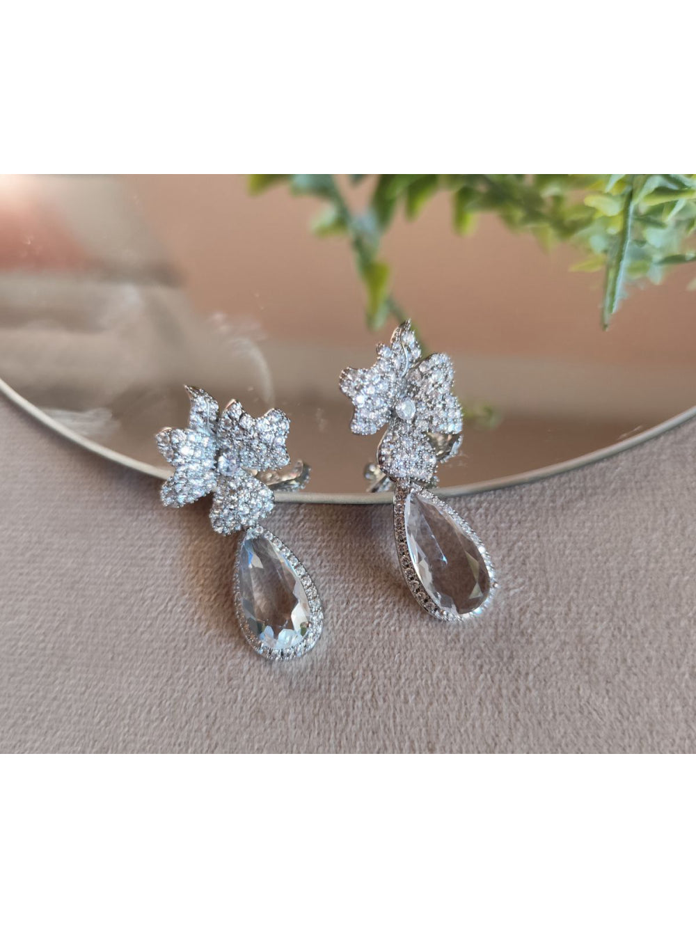 Brinco Gota com Flor Cravejada com Zircônia Transparente