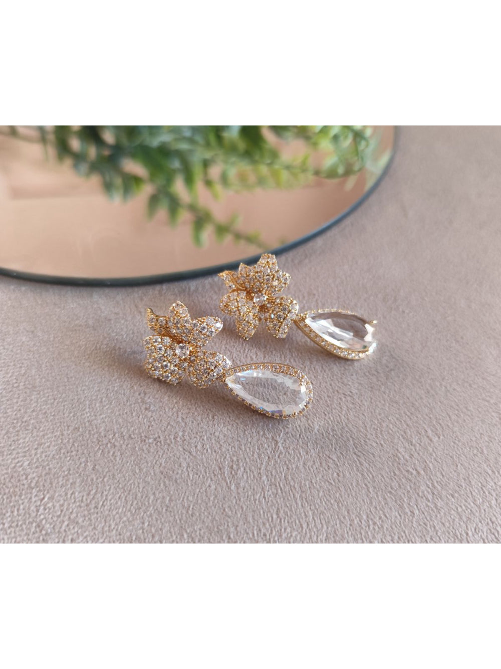 Brinco Gota com Flor Cravejada com Zircônia Transparente