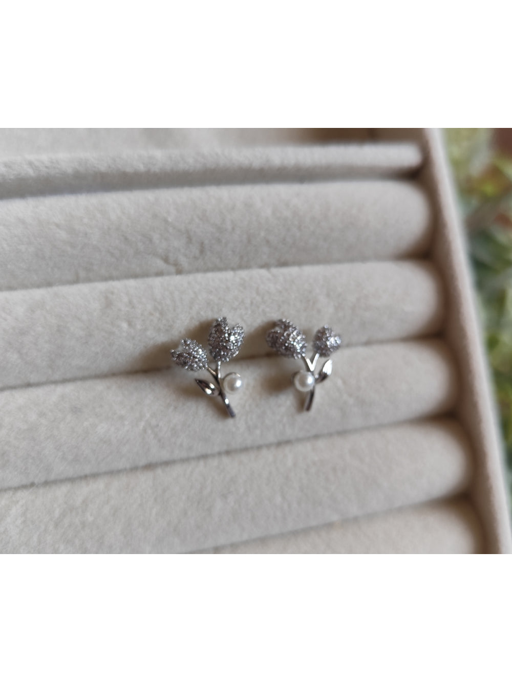 Brinco Flor de Tulipa com Micro Zircônias Pérola