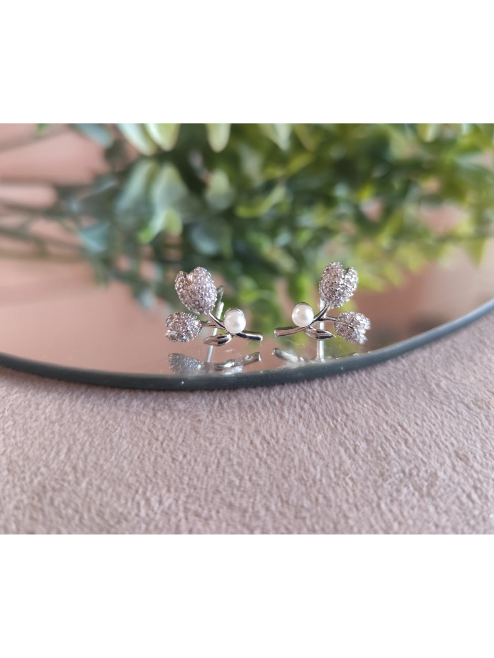 Brinco Flor de Tulipa com Micro Zircônias Pérola