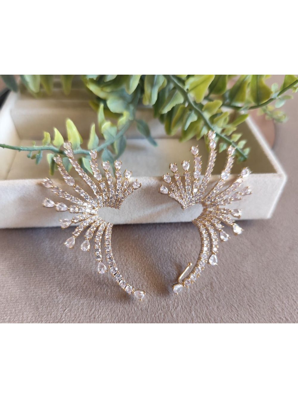 Brinco Ear Cuff Estilo Leque com Gotas de Zircônia Festa