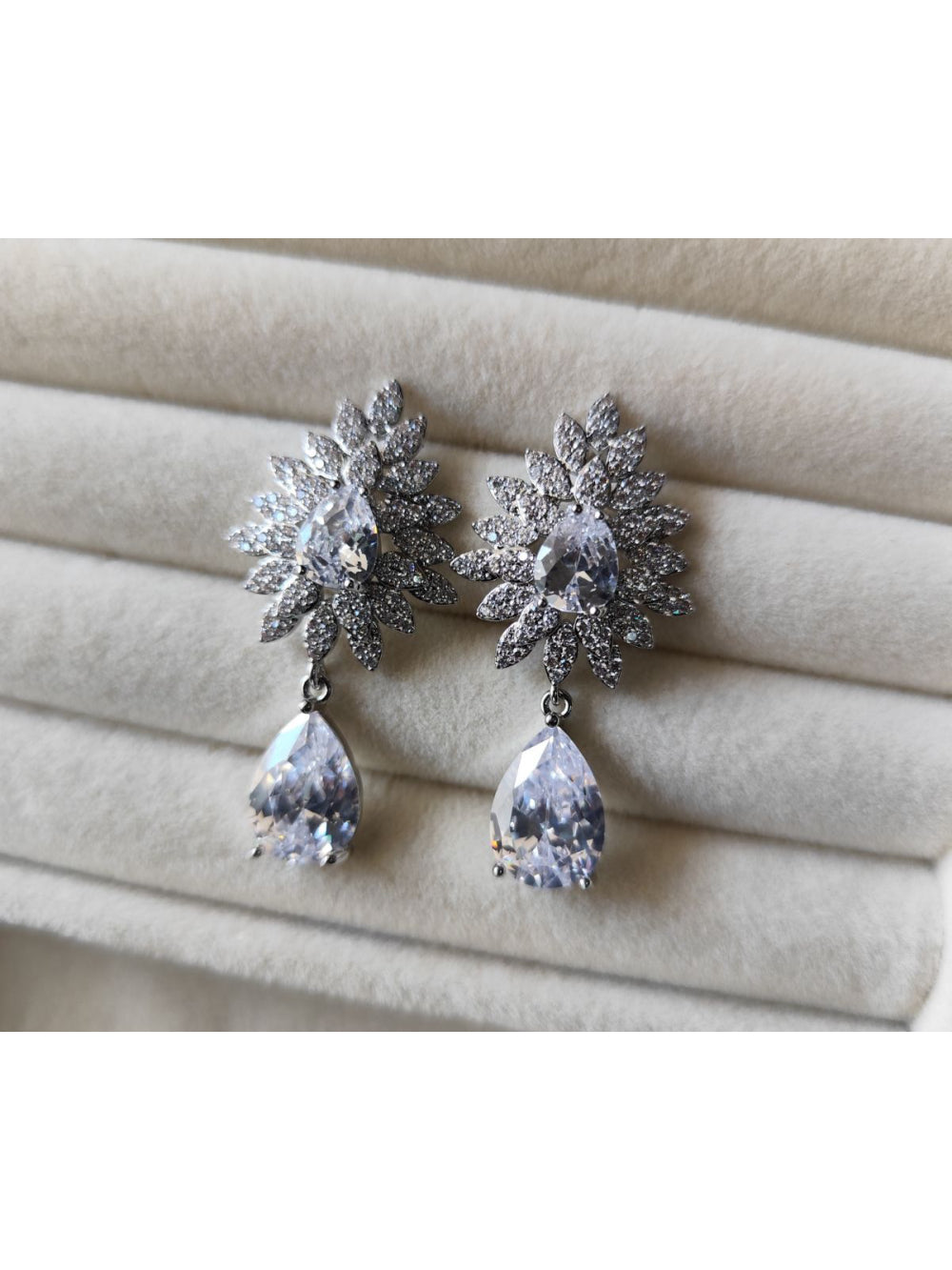 Brinco Noiva Exclusivo com Flor e Gota Cristalina Festa