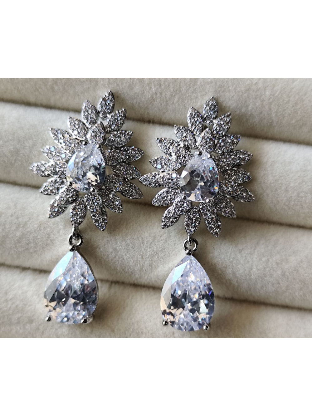 Brinco Noiva Exclusivo com Flor e Gota Cristalina Festa