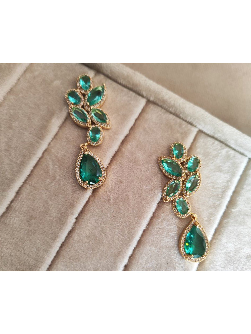 Brinco Dourado com Zircônias Verdes e Strass Brillho Luxo Festa