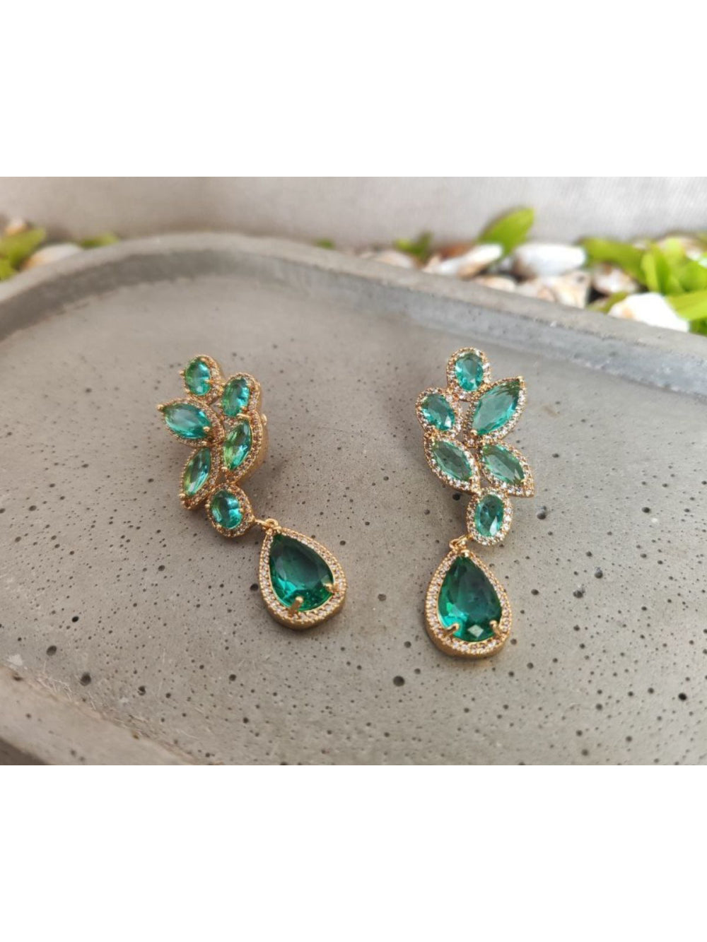 Brinco Dourado com Zircônias Verdes e Strass Brillho Luxo Festa