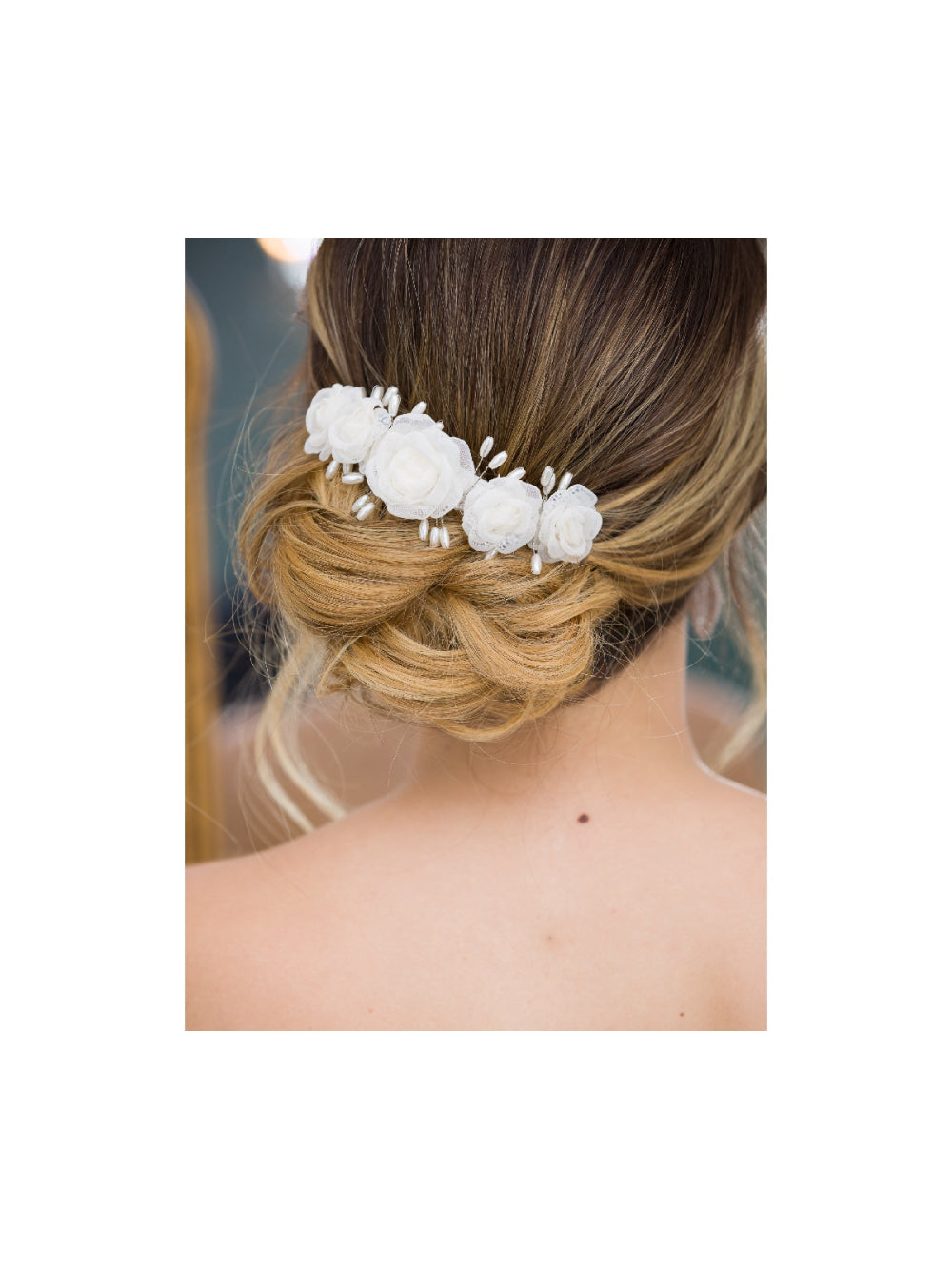 Arranjo de Cabelo Flores de Tecido Nude e Pérolas para Noiva