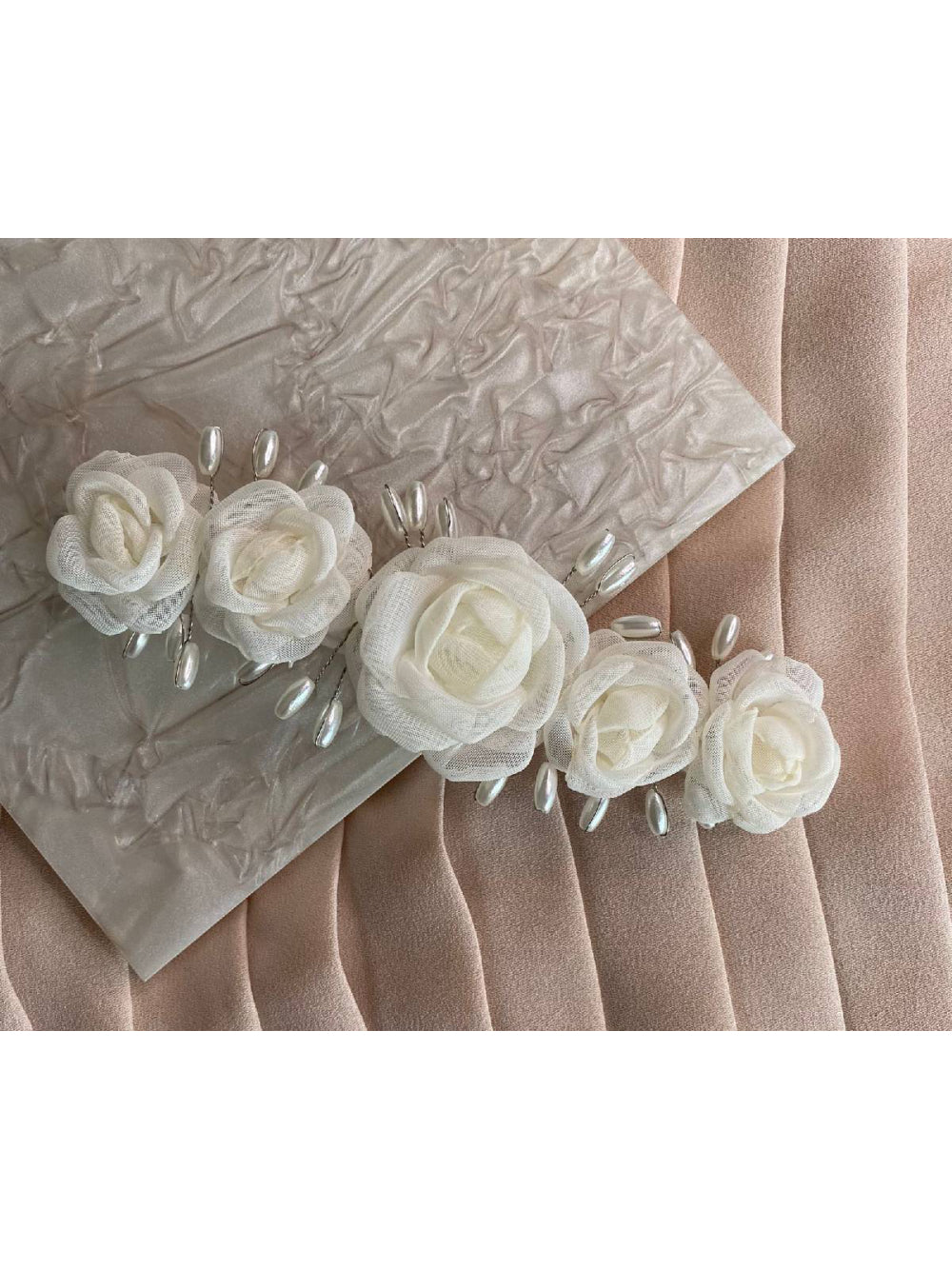 Arranjo de Cabelo Flores de Tecido Nude e Pérolas para Noiva