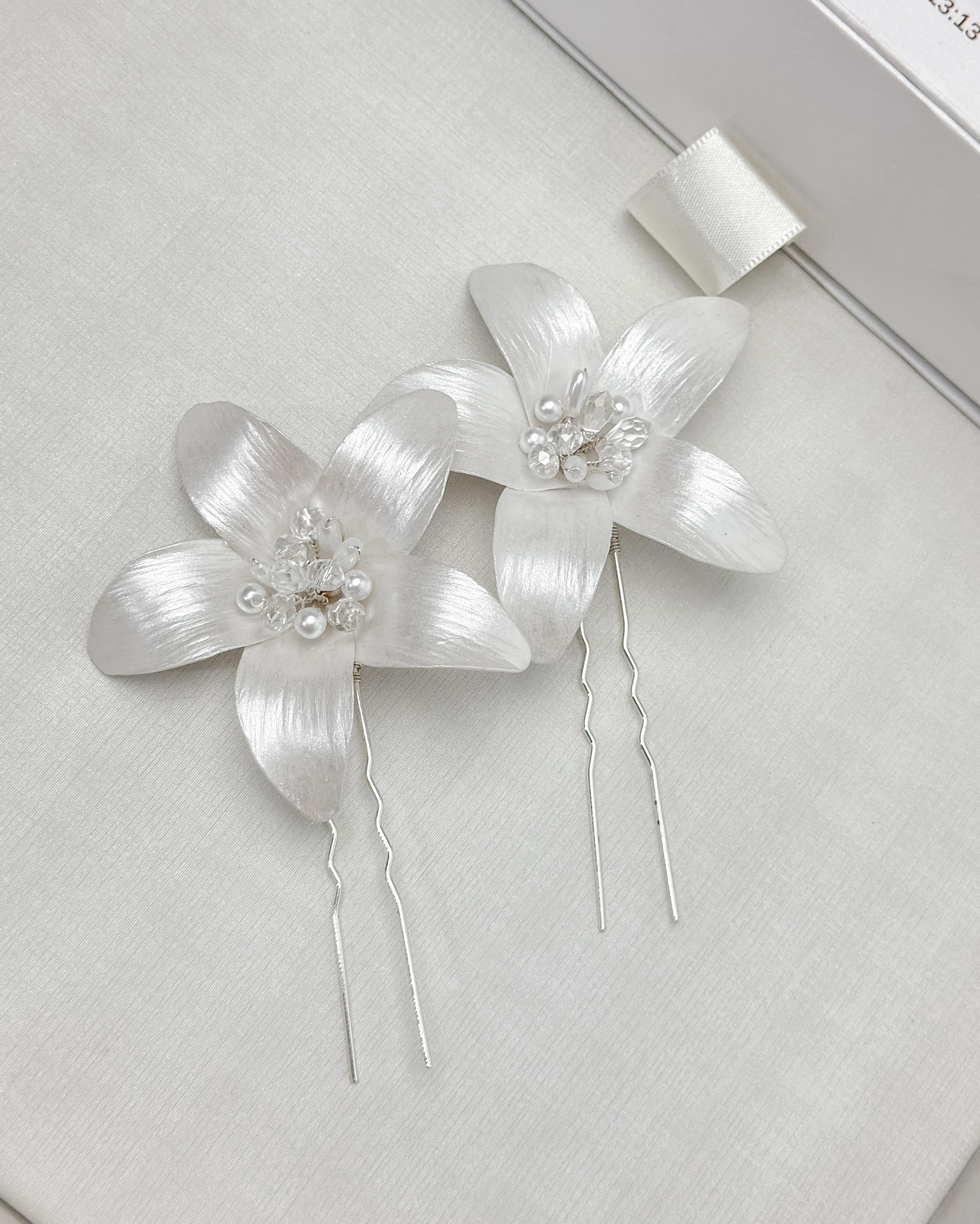 Par Grampo Lírio com Cristais (2 Flores M)