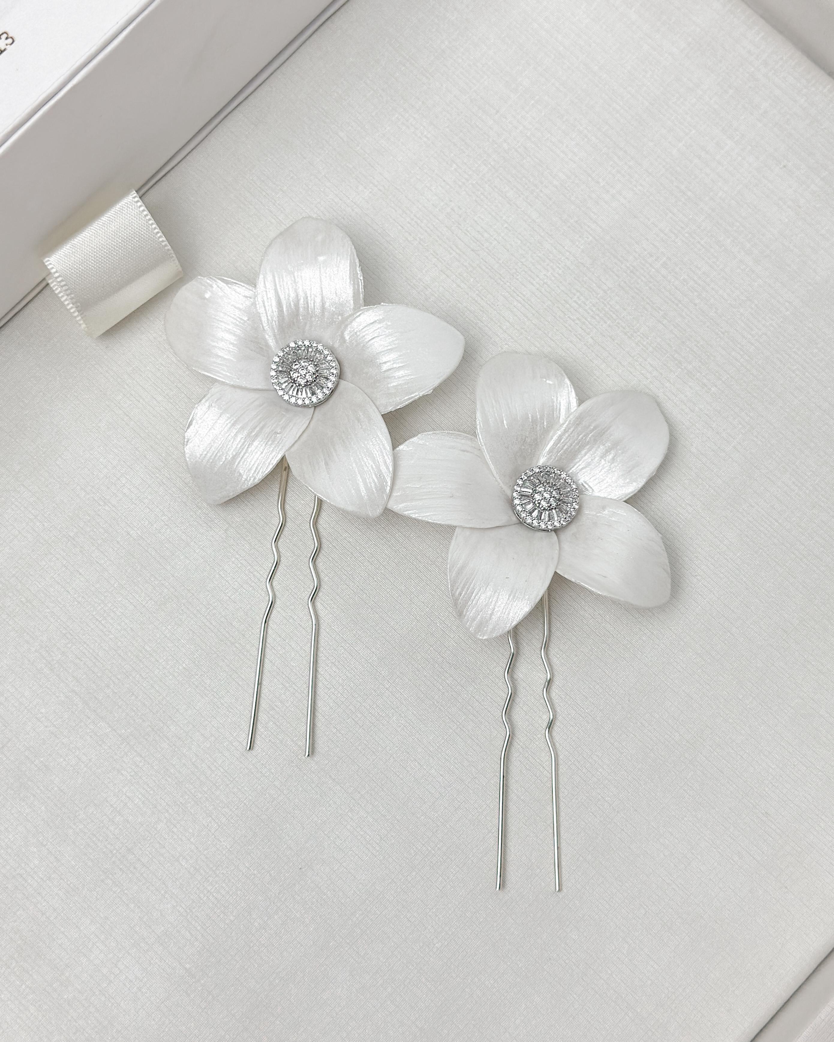 Par Grampo Lírio com Zirconia (2 Flores M)