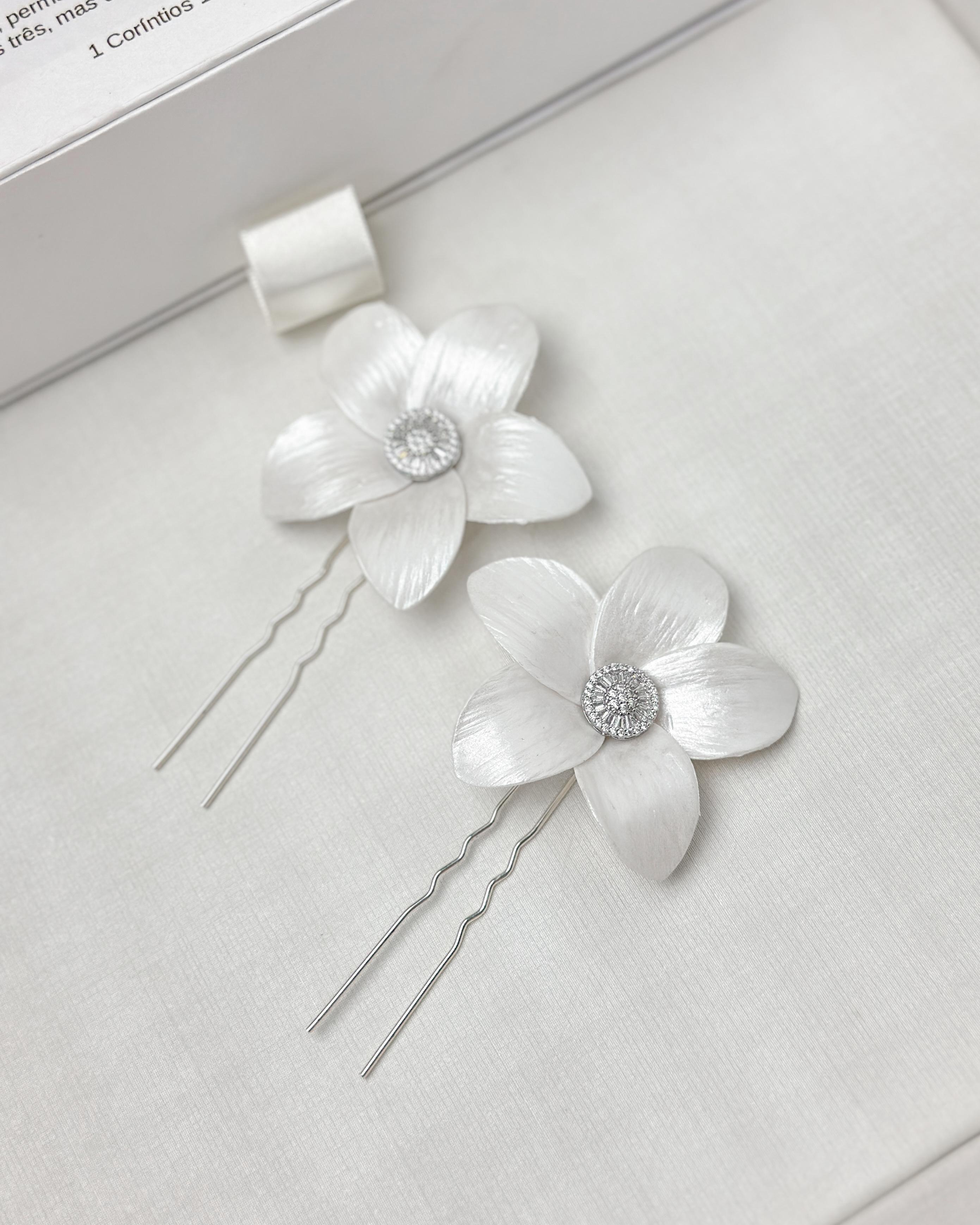 Par Grampo Lírio com Zirconia (2 Flores M)