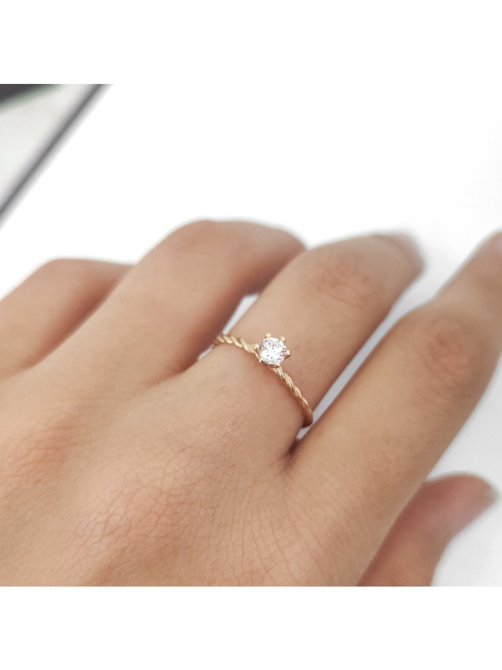 Anel Solitário Twist em Ouro 18K Neumond Joias