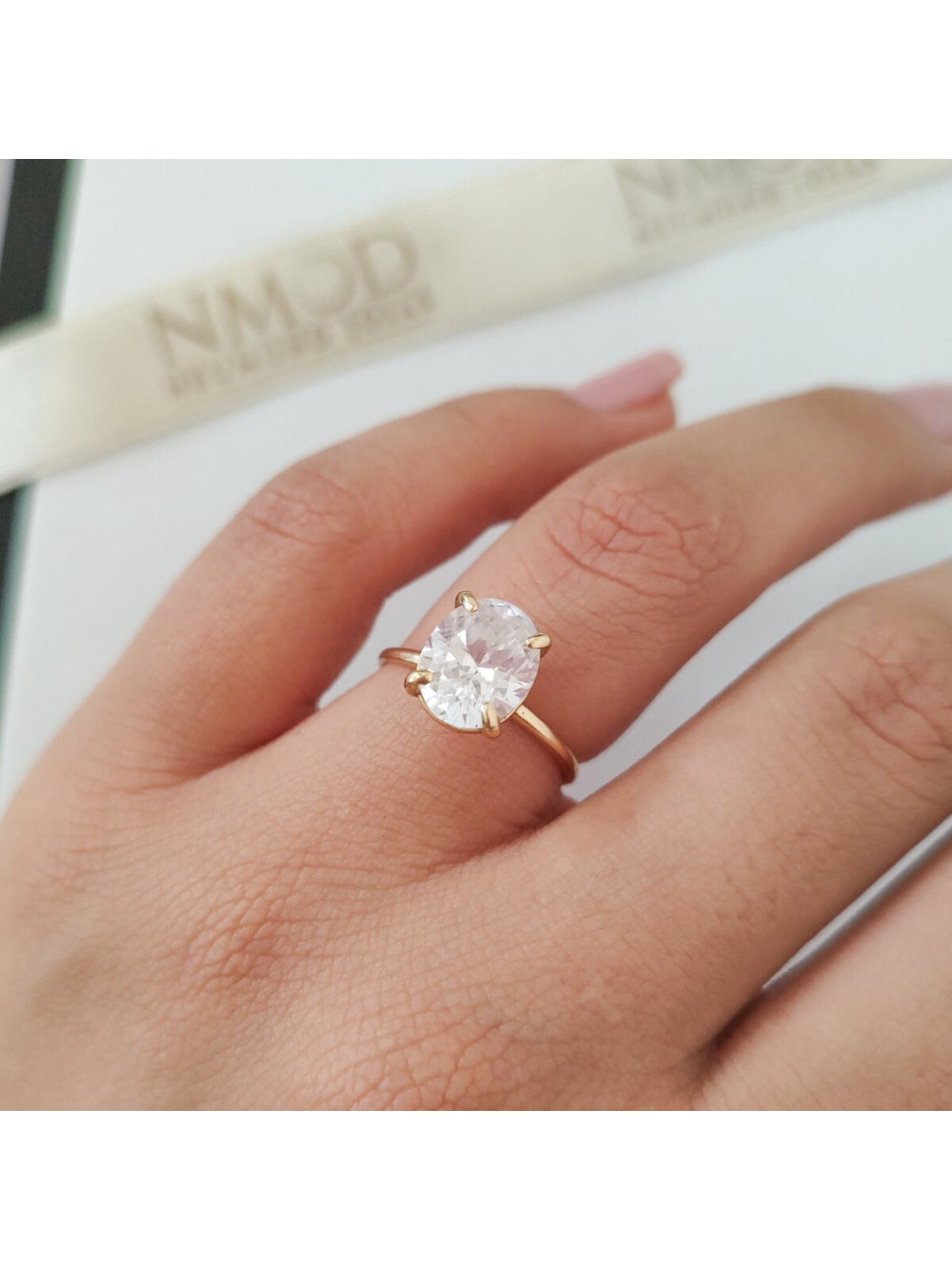 Anel De noivado Lily II em Ouro 18K Oval Neumond joias