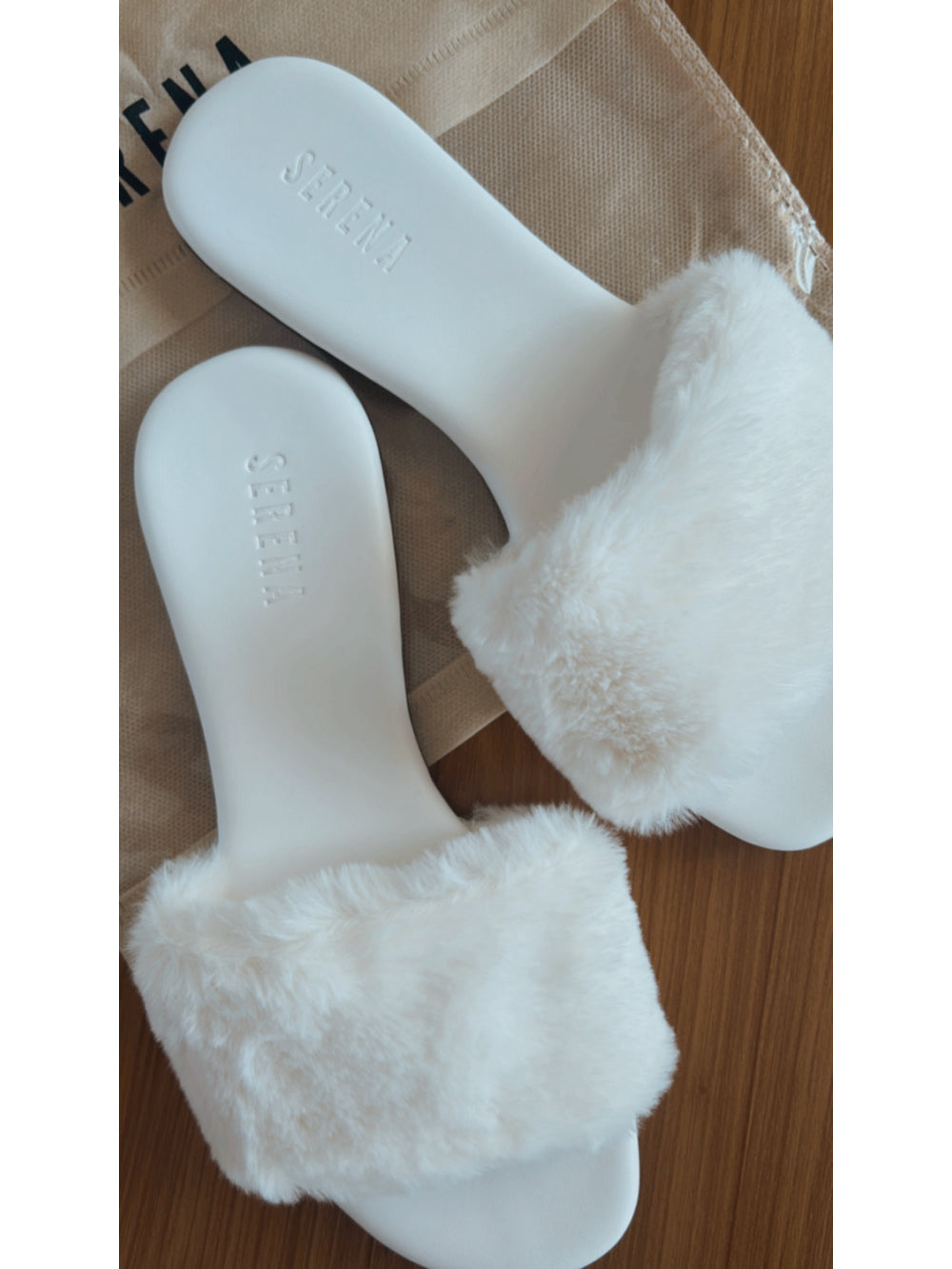 Pantufa de Pelúcia Off White Serena Wear