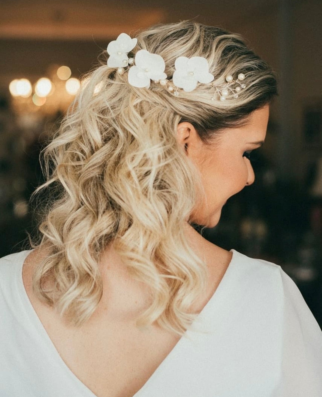 Tiara Orquidea em tecido Cetim Bucol Premium na cor Off White Bia Duas Damas Noivas