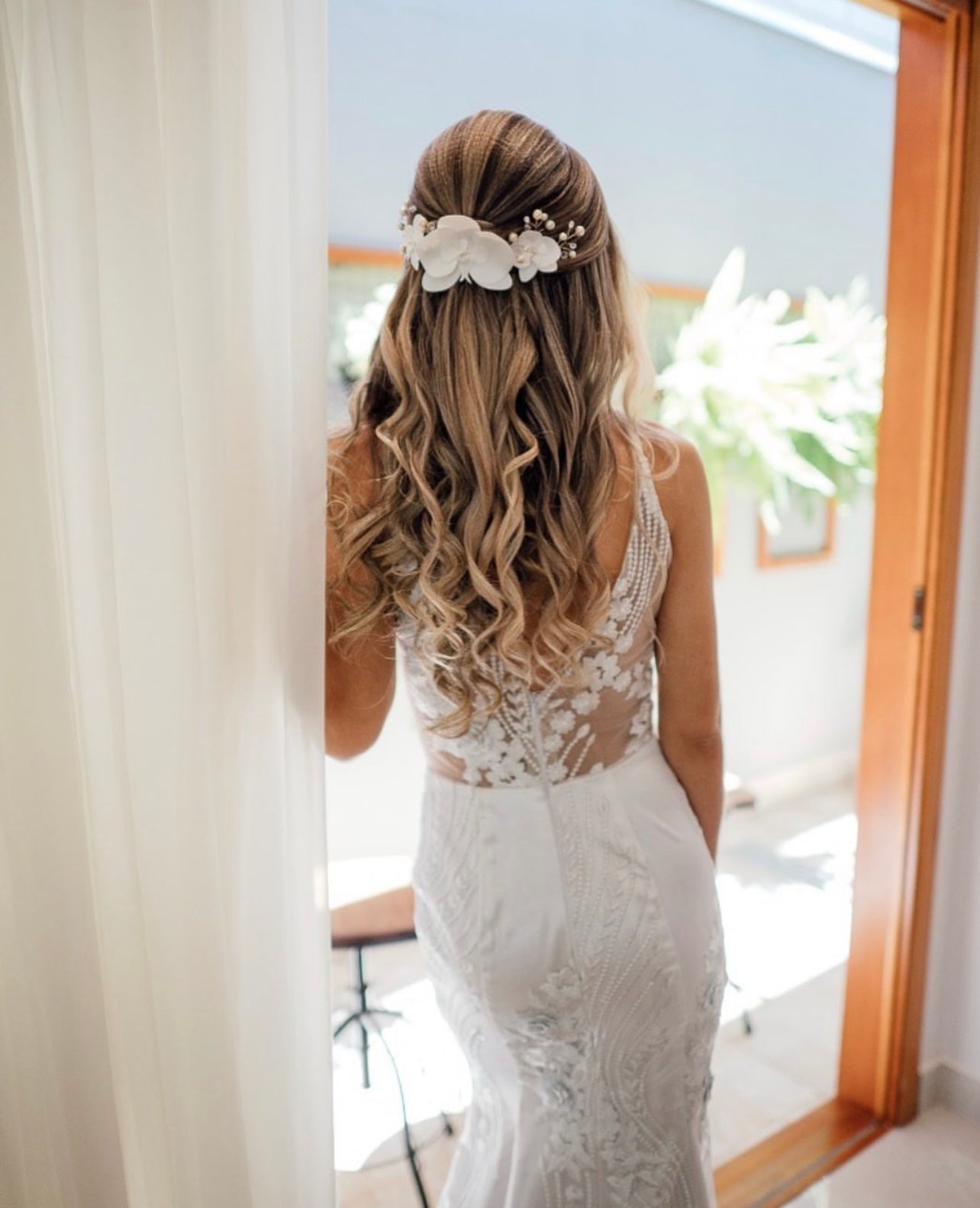 Pente Orquídea no Tecido Cetim Bucol Premium na cor Off White Sofia Duas Damas Noivas