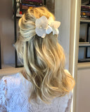 Pente orquídea no Cetim Bucol Premium Off White Paula Duas Damas Noivas