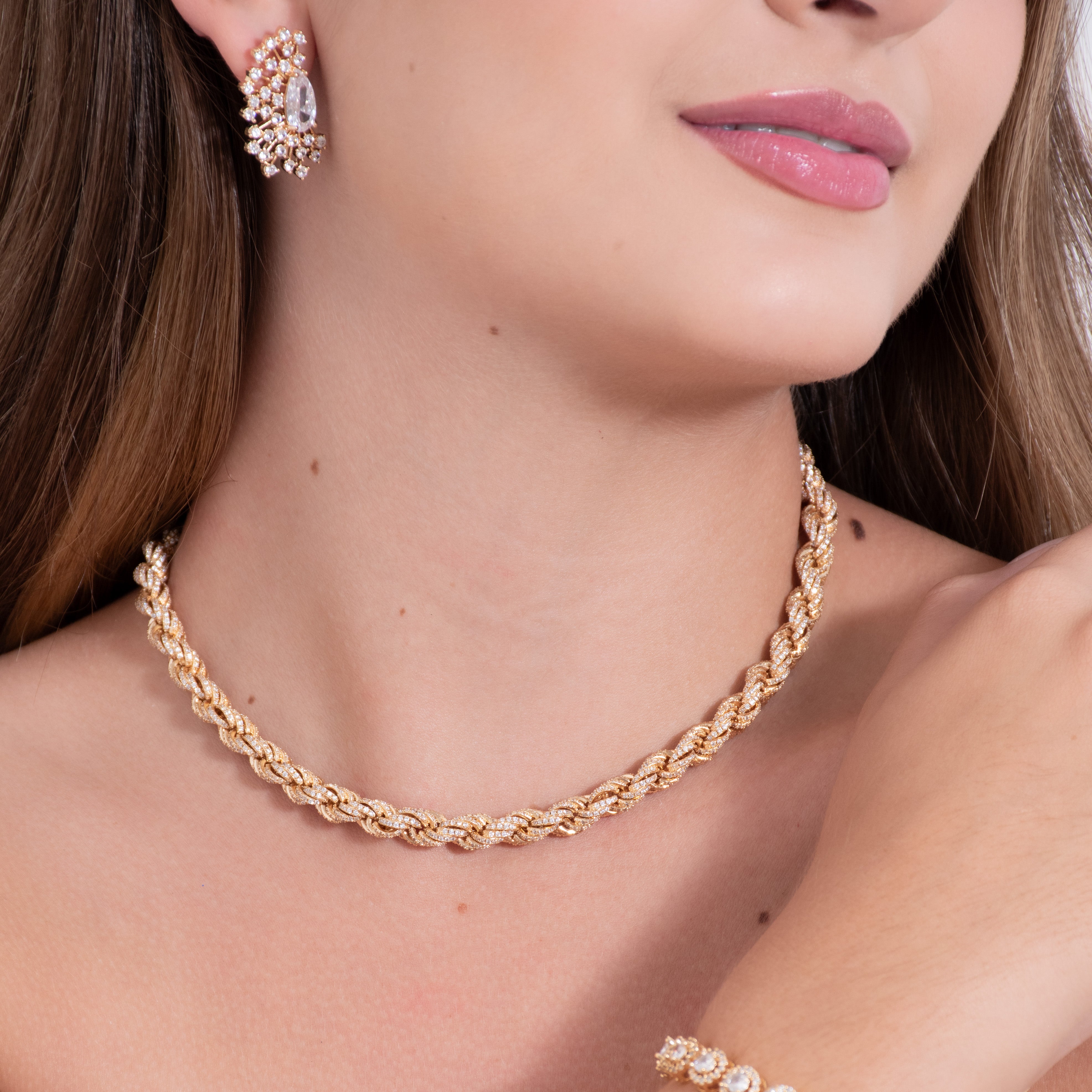 Colar Torcido luxo Reluzente