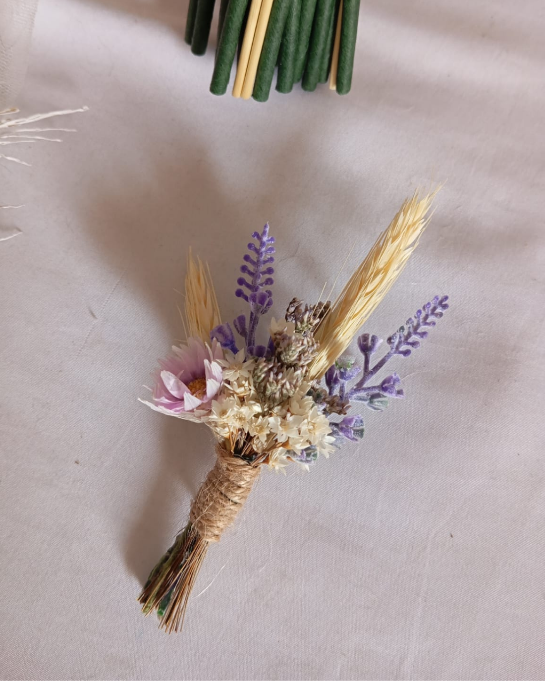 Kit Buquê Tons de Lilás e Lapela Noivinha Flor