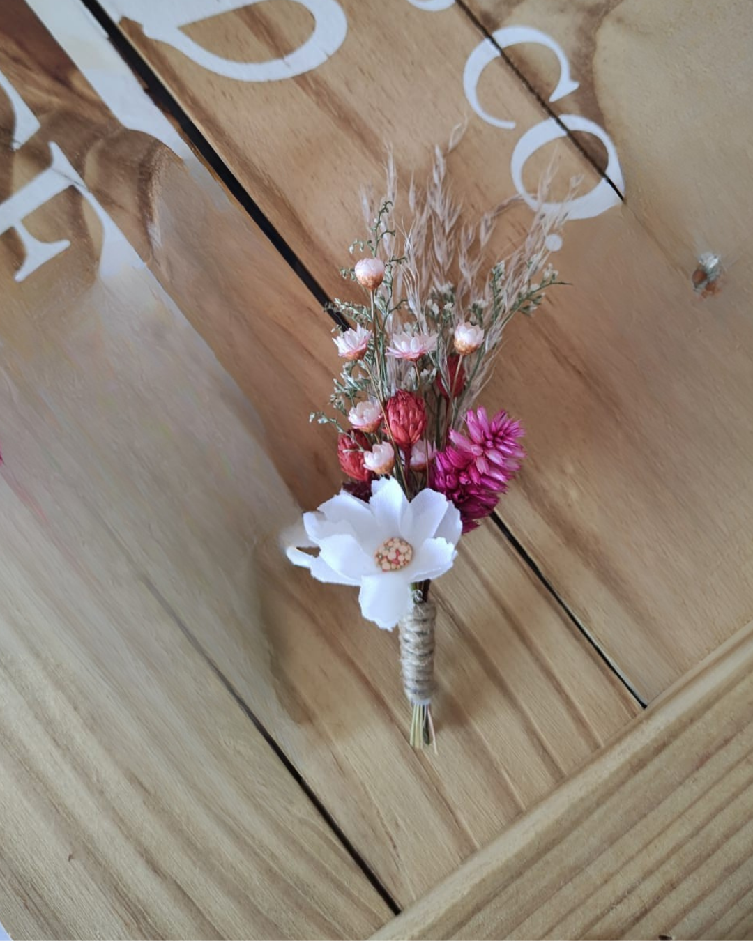 Kit Buquê Fúscia Astromélia e Lapela Noivinha Flor