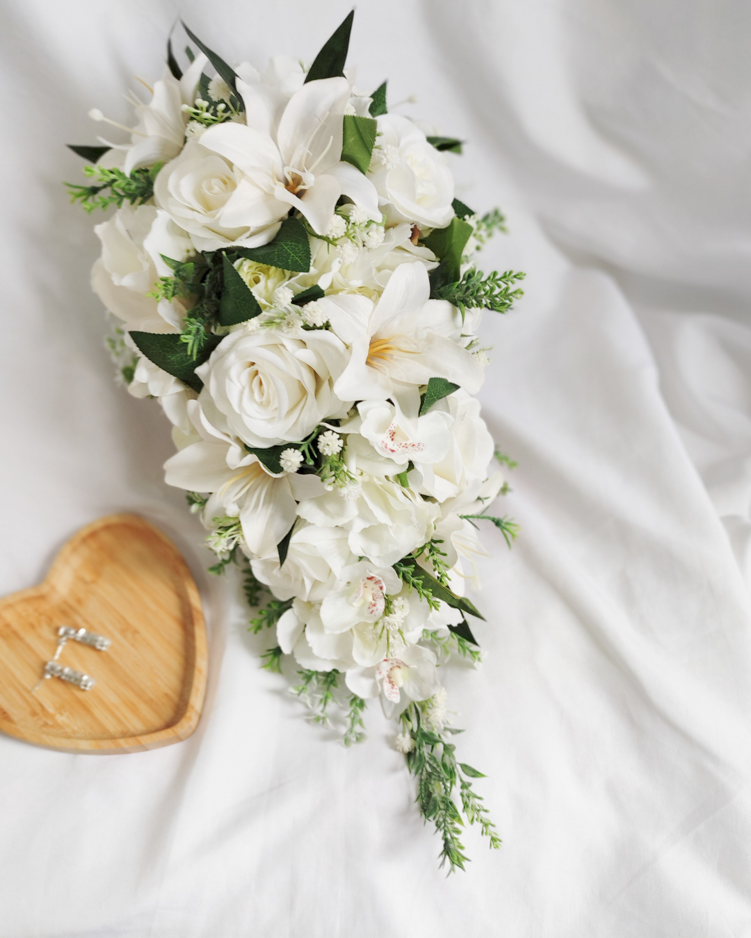 Kit Buquê Cascata Rosas e Lírios com Lapela Noivinha Flor