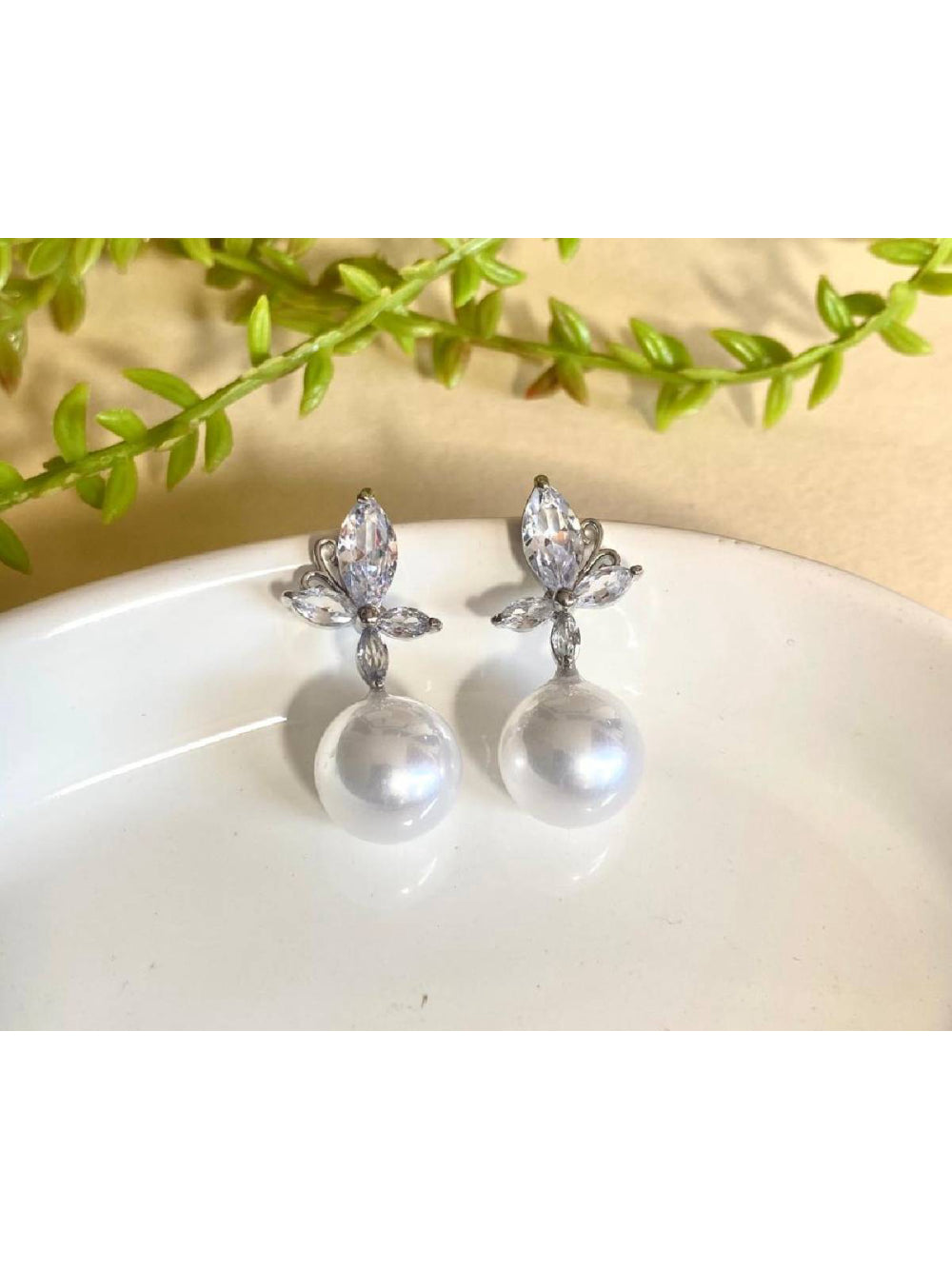 Brinco Pérola Média com Borboleta Zircônia Prata Bijuteria