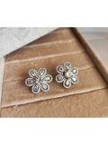 Brinco Flor Cravejado de Zircônias Delicado