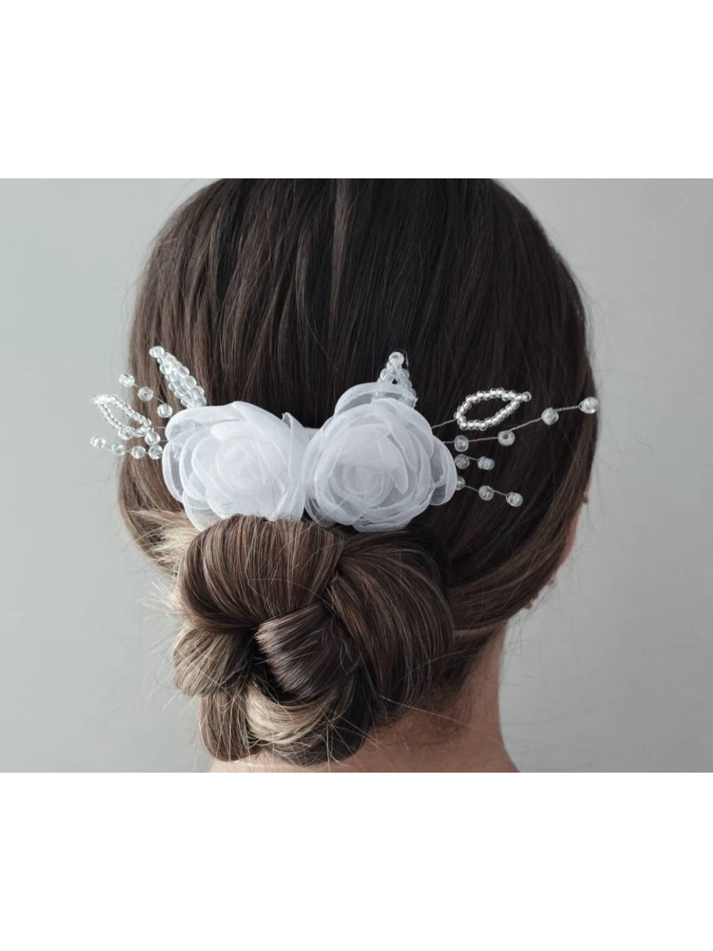 Enfeite de Cabelo Camélia de Organza e Miçangas para Noivas