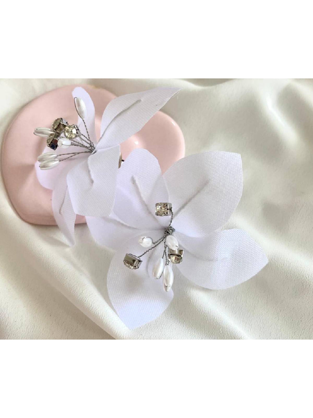 Arranjo de Cabelo Flor 2 Lírios Médios Branco para Noivas