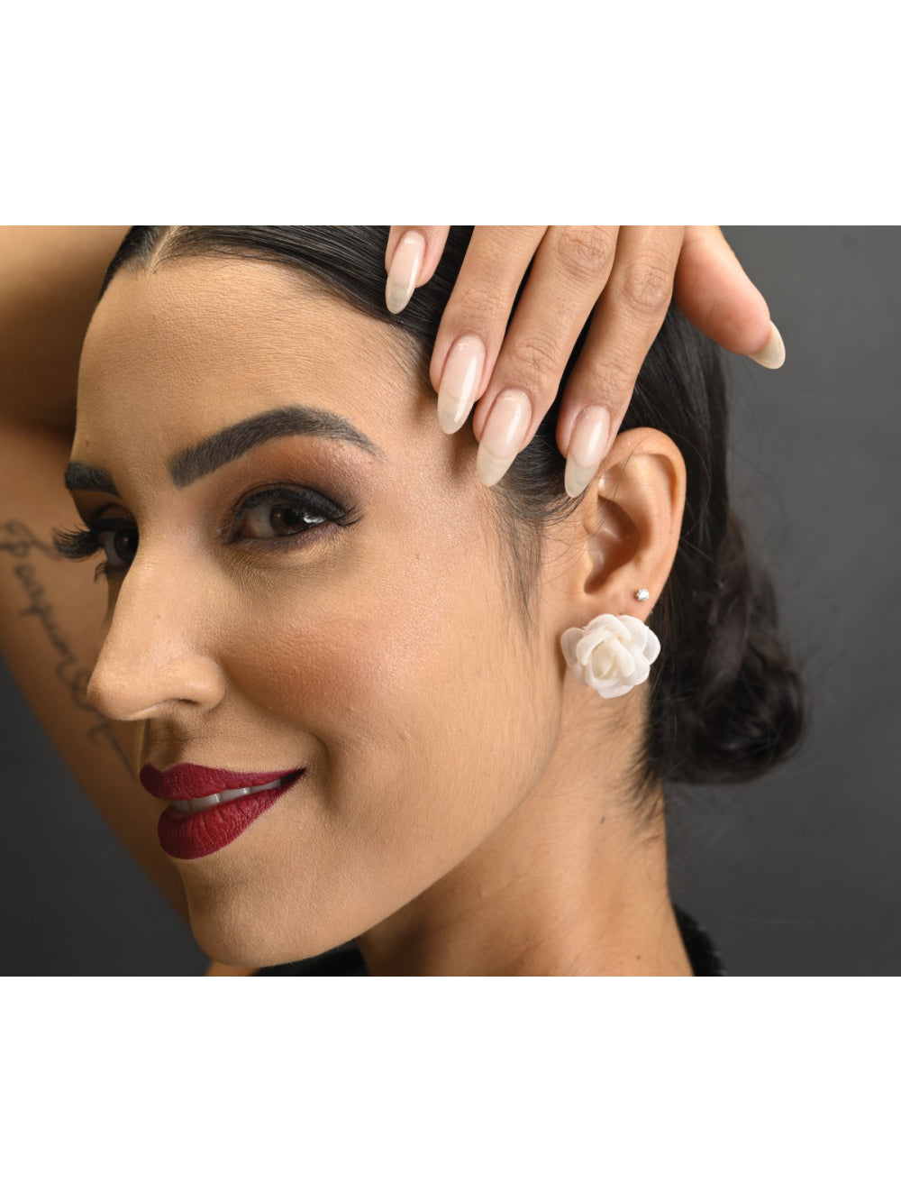 Brincos Flor de Tecido Off White Delicado