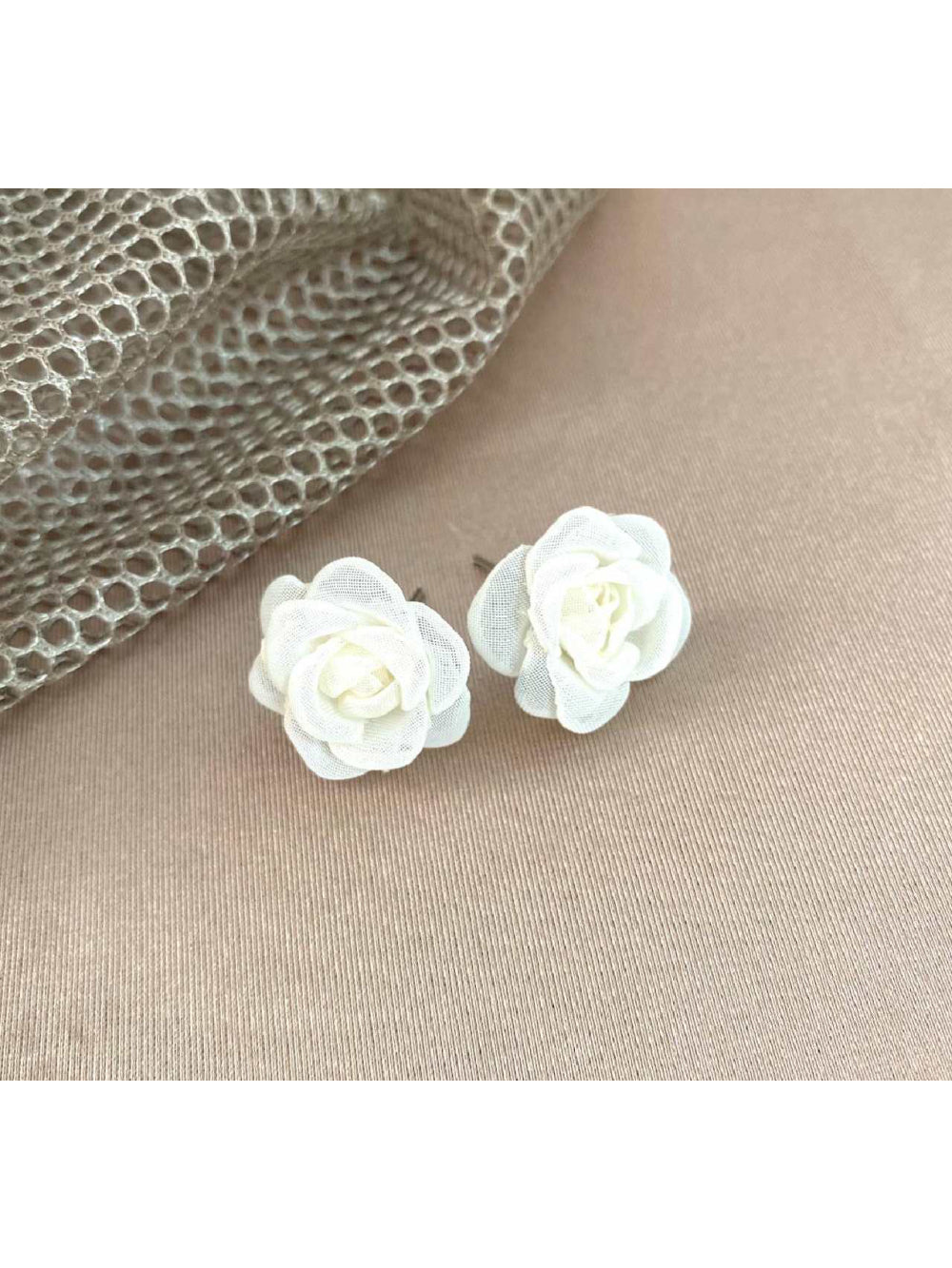 Brincos Flor de Tecido Off White Delicado