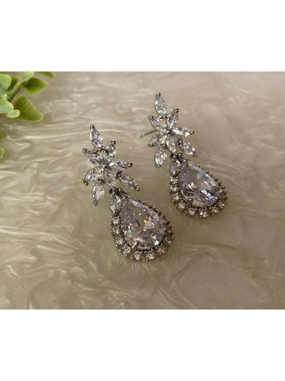 Brincos Zircônia Prateado Cravejado Chique Brilho