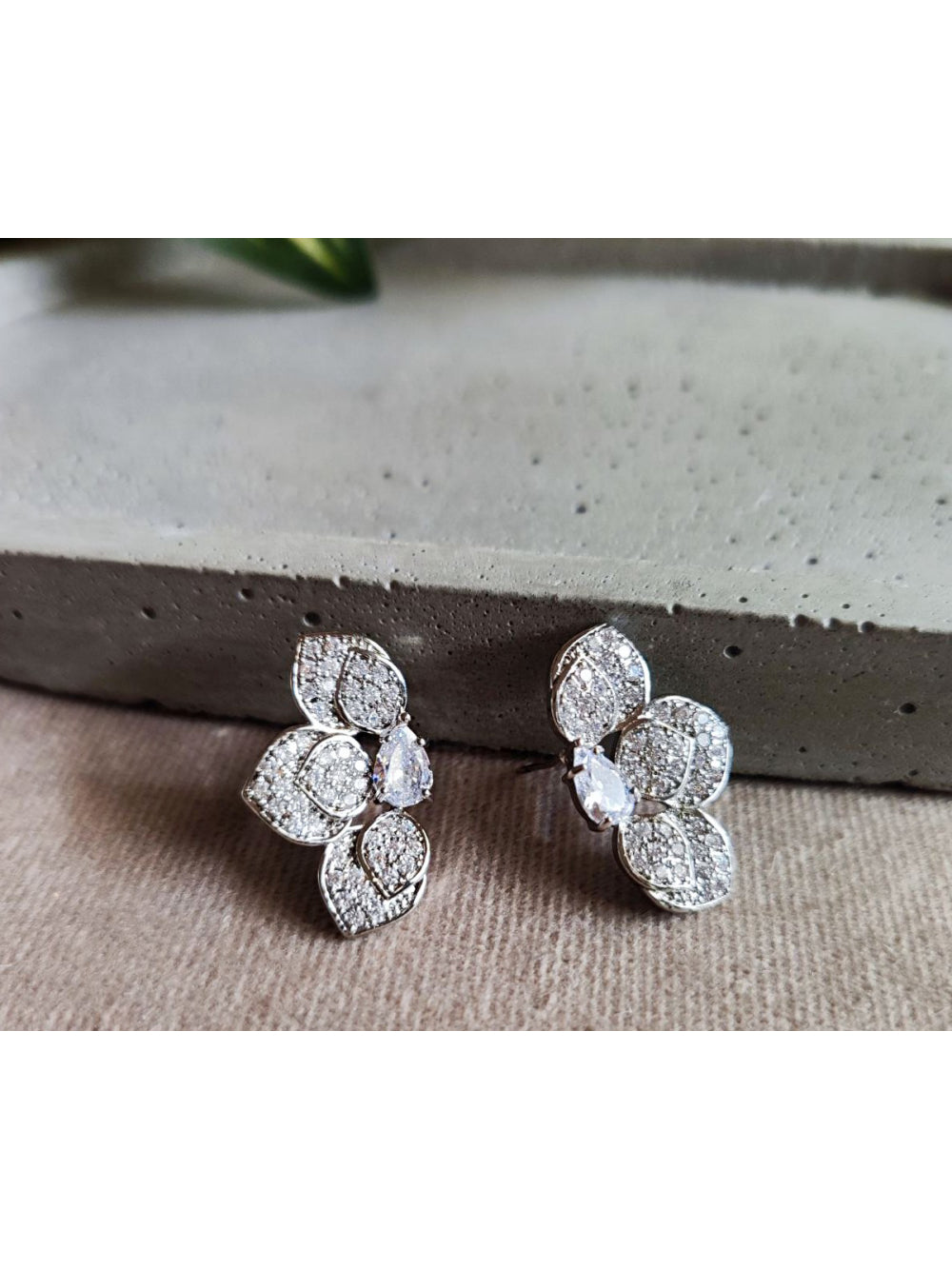 Brinco Meia Flor Zircônia Brilho Festa Delicado