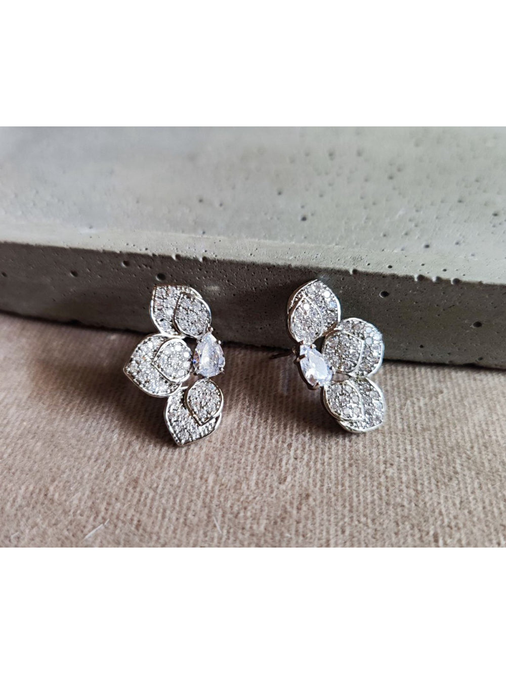 Brinco Meia Flor Zircônia Brilho Festa Delicado