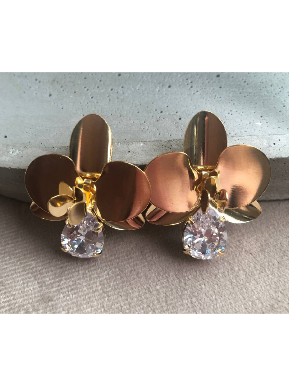 Brinco Orquídea Dourada com Gota de Zircônia