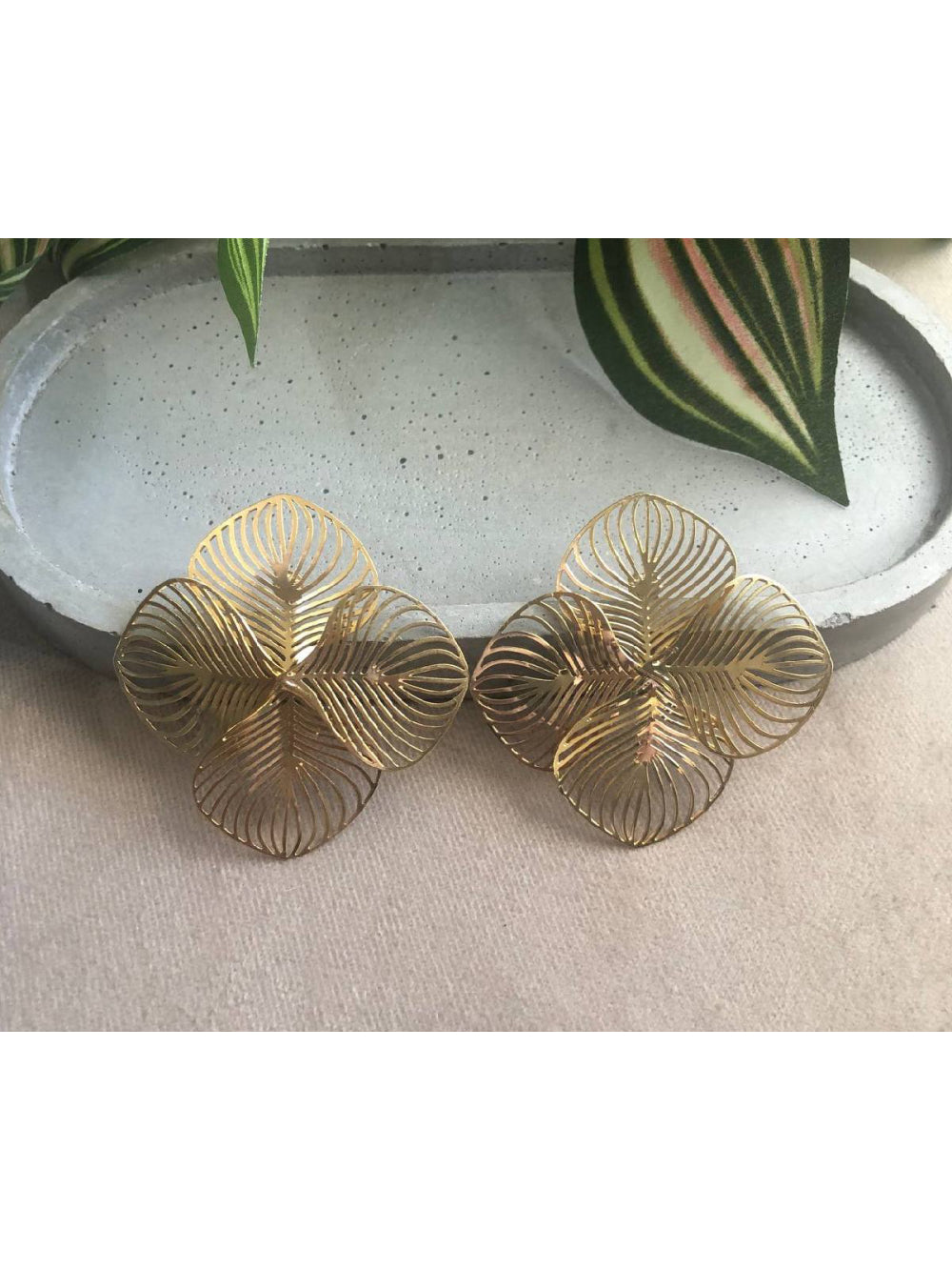Brinco Flor Grande Dourado Folheado a Ouro