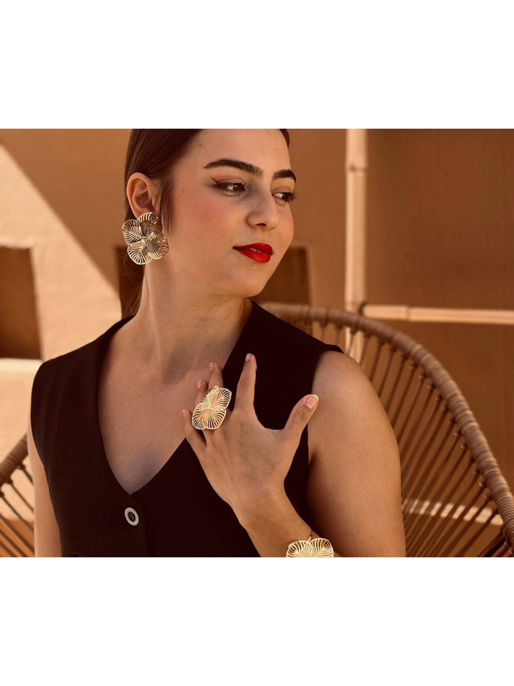 Brinco Flor Grande Dourado Folheado a Ouro