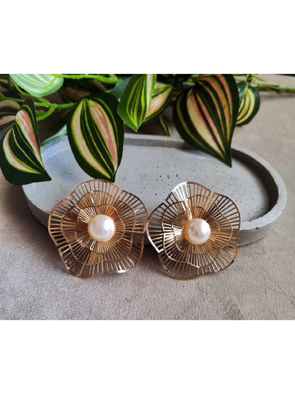Brinco Flor Filetada Dourado com Pérola